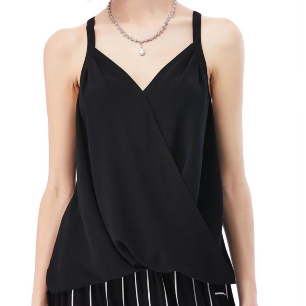 Lilly rain v neck top